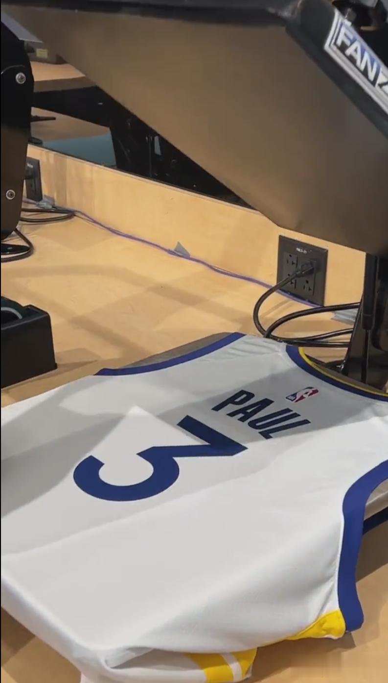 克里斯保罗的勇士3号球衣开印了，尽管如此，依旧很不真实。
遥想2018年西决火勇(5)