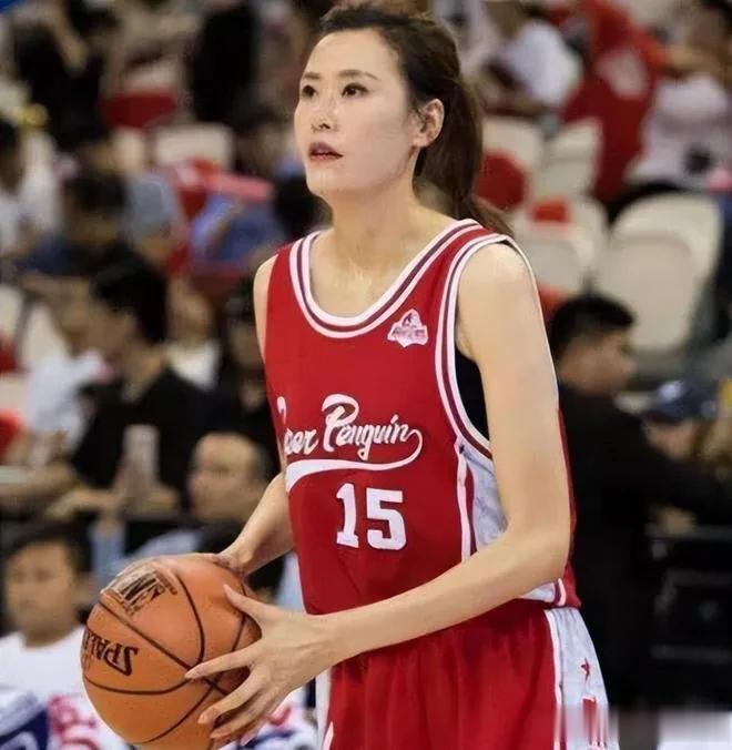 中国体育项目中，女运动员在行业内颜值最高一览！
1:田径：夏思凝！
2:篮球：许(2)