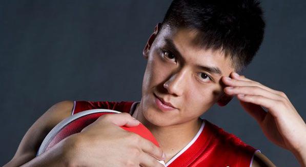 他曾是中国男篮未来之星，可惜28岁就退役，退役后成立体育中心