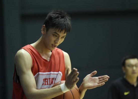 他曾是中国男篮未来之星，可惜28岁就退役，退役后成立体育中心(2)