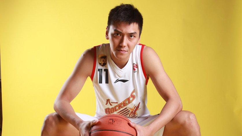 他曾是中国男篮未来之星，可惜28岁就退役，退役后成立体育中心(4)