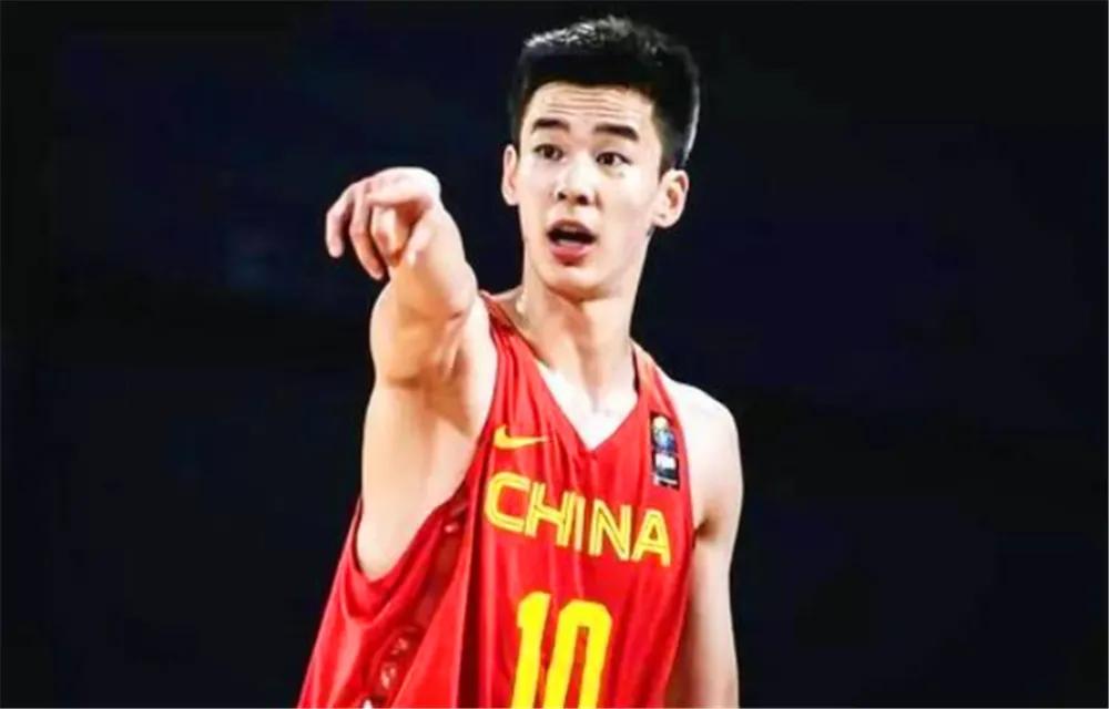 最新一届中国男篮国家队，在乔帅的带领下已经前往国外热身，但有三名具备国家队水平的(2)