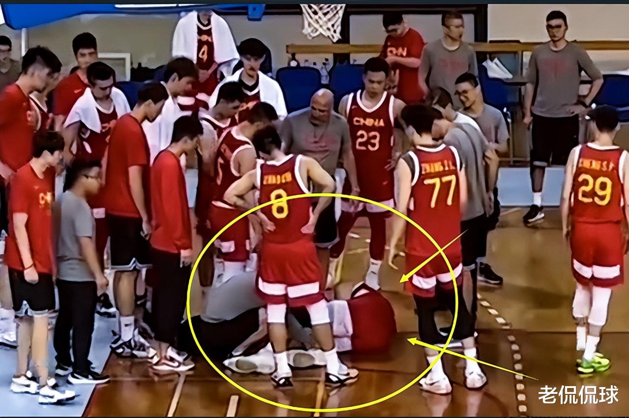 中国男篮再遭重创！周琦热身赛突遇伤病，被5人抬走，这一次真的难了(2)