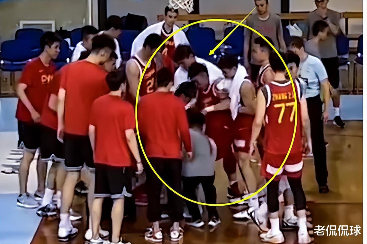 中国男篮再遭重创！周琦热身赛突遇伤病，被5人抬走，这一次真的难了(3)