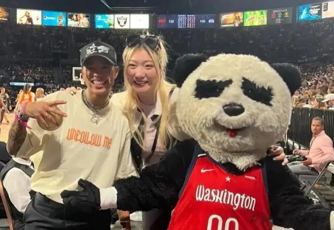 中国女篮球员李梦现身拉斯维加斯观看了WNBA全明星赛。华盛顿神秘人队更新了官方社