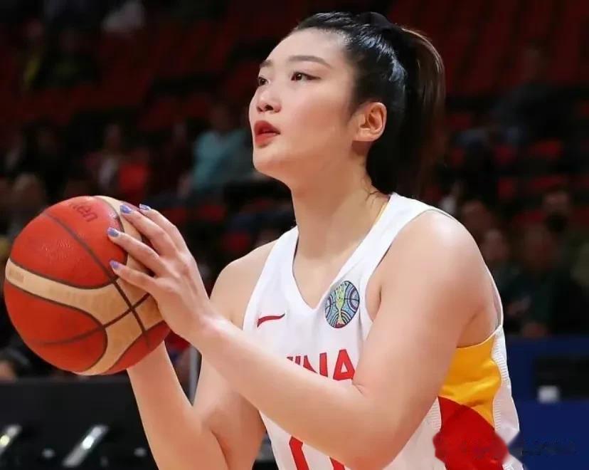 中国女篮球员李梦现身拉斯维加斯观看了WNBA全明星赛。华盛顿神秘人队更新了官方社(3)