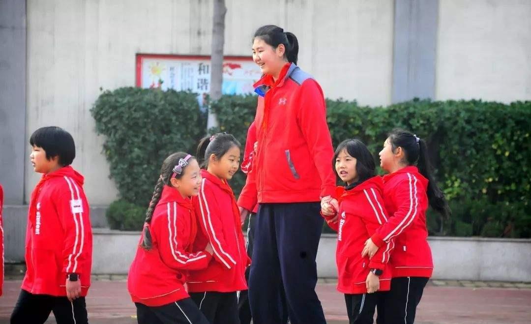 她是中国女篮历史第一天赋存在，身高超过姚明，未来前景无限(5)