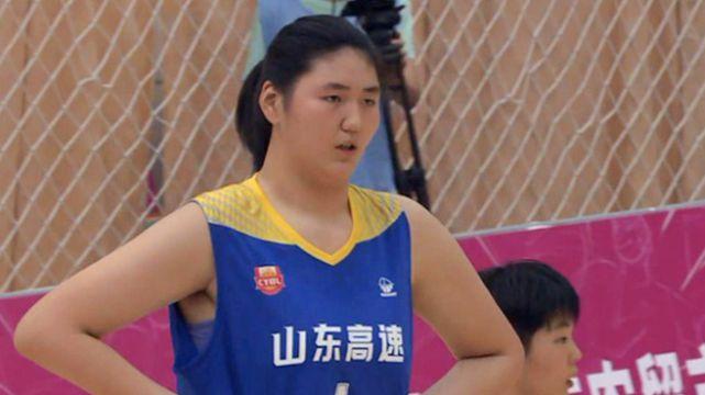 她是中国女篮历史第一天赋存在，身高超过姚明，未来前景无限(6)