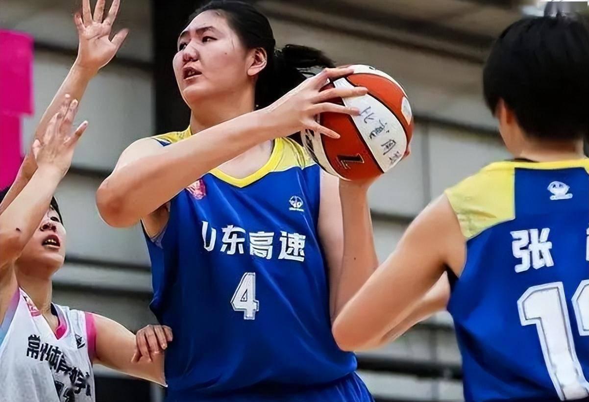 她是中国女篮历史第一天赋存在，身高超过姚明，未来前景无限(7)