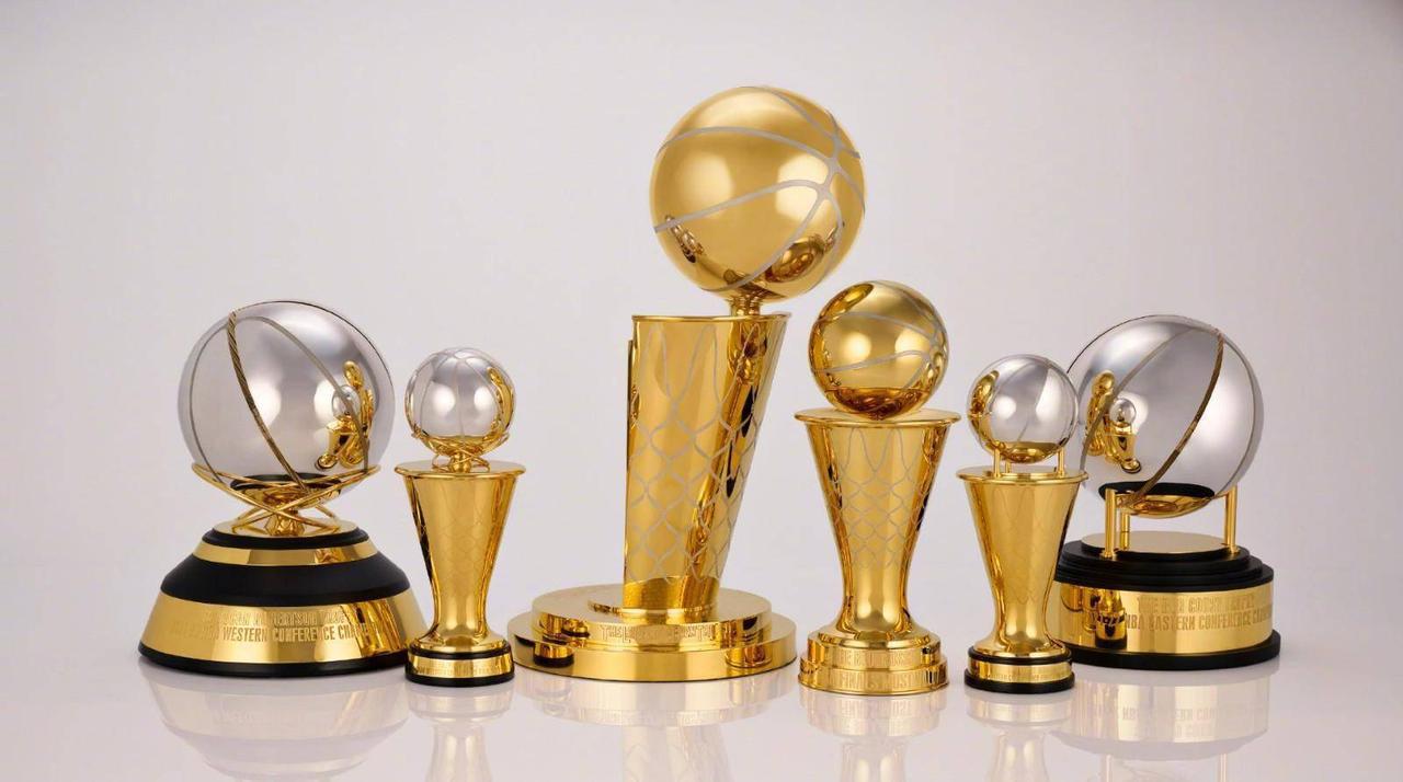 在NBA历史上只出现过4次，一名球员在同一个赛季包揽常规赛得分王、常规赛MVP、