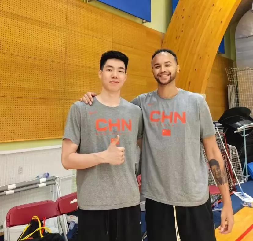 朱俊龙晒和李凯尔合照!二人原来早已相识!
中国男篮球员朱俊龙更新社媒动态，晒出自