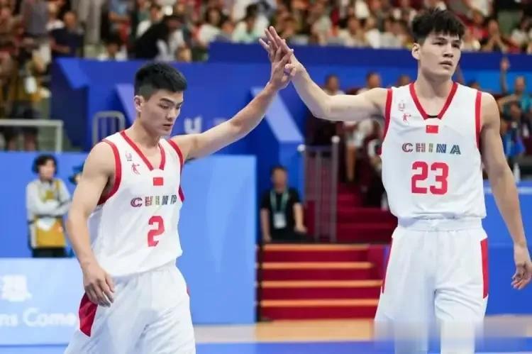 大运会！中国男篮两连败，直接揭露了三个不争的事实：
1.主教练战术素养不高
陈磊(1)