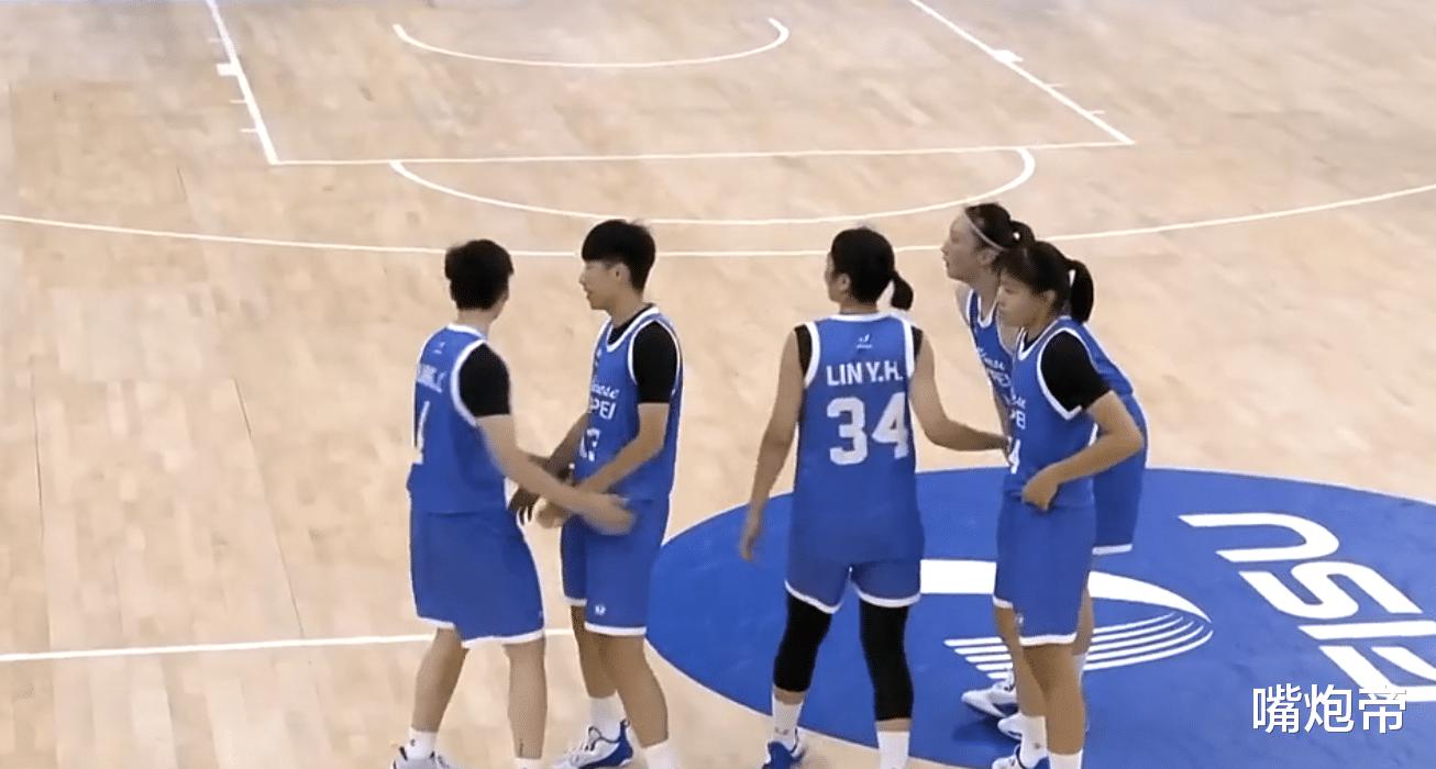 女篮打爆中国台北，省队球员绝望教练无奈，现场放相亲相爱一家人(3)