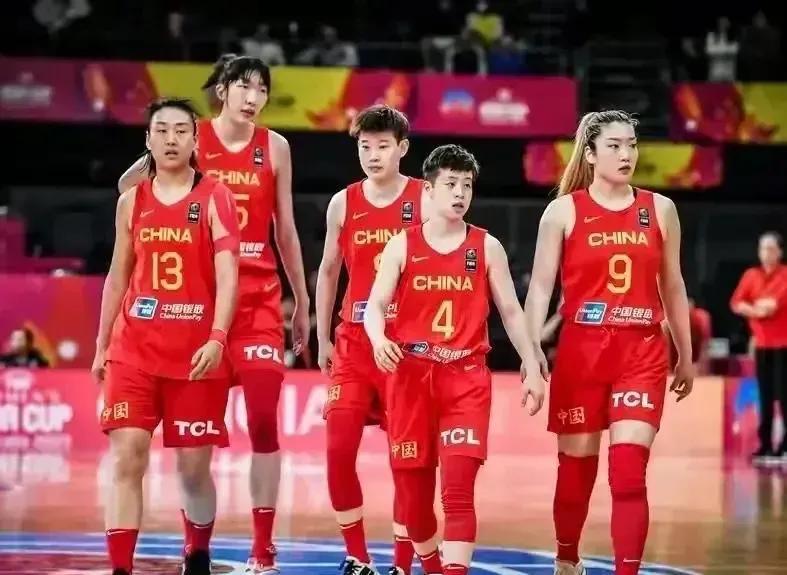 中国女篮的六位福星，各自独具特色：

第一位福星：王思雨（拼命三娘）
她在球场上(1)