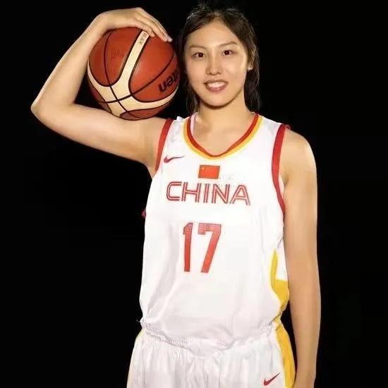 中国女篮的六位福星，各自独具特色：

第一位福星：王思雨（拼命三娘）
她在球场上(2)