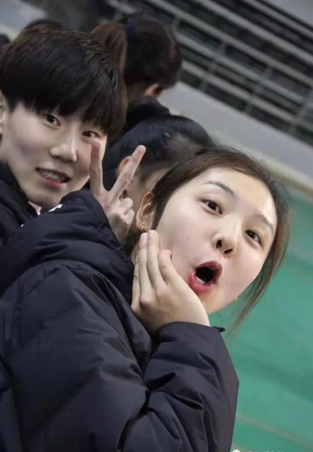 中国女篮的六位福星，各自独具特色：

第一位福星：王思雨（拼命三娘）
她在球场上(3)