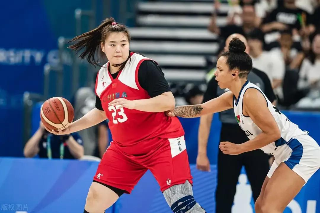 中国女篮大运队夺冠，球迷为之欢呼雀跃，从进入决赛以来，中国队的表现有目共睹，其中(4)
