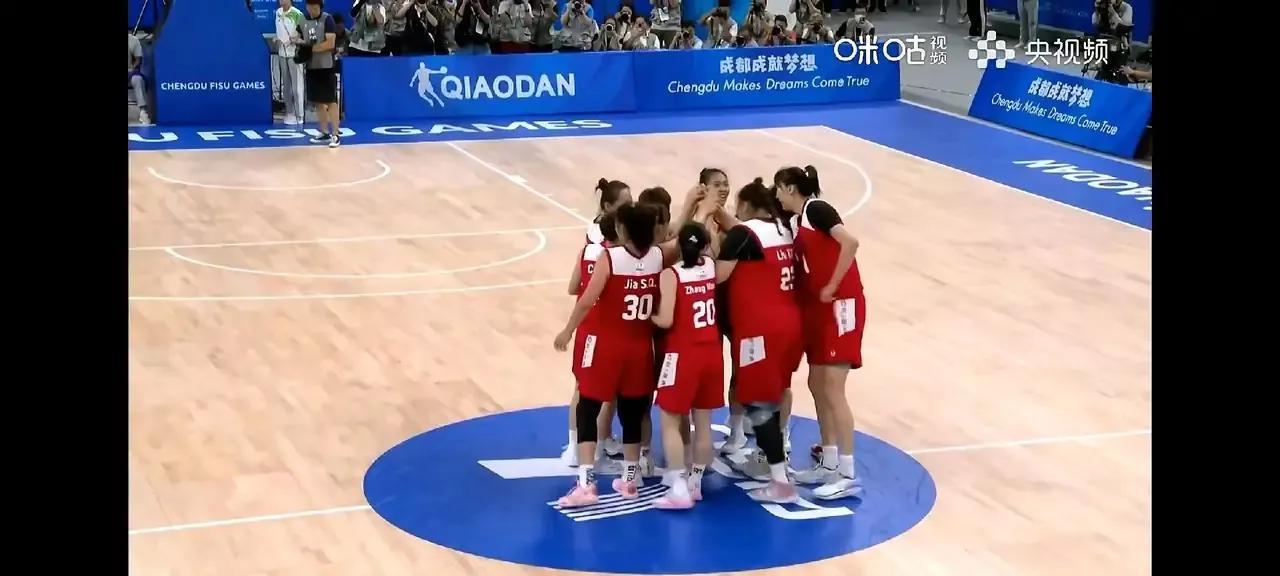 中国女篮大运队夺冠，球迷为之欢呼雀跃，从进入决赛以来，中国队的表现有目共睹，其中(5)