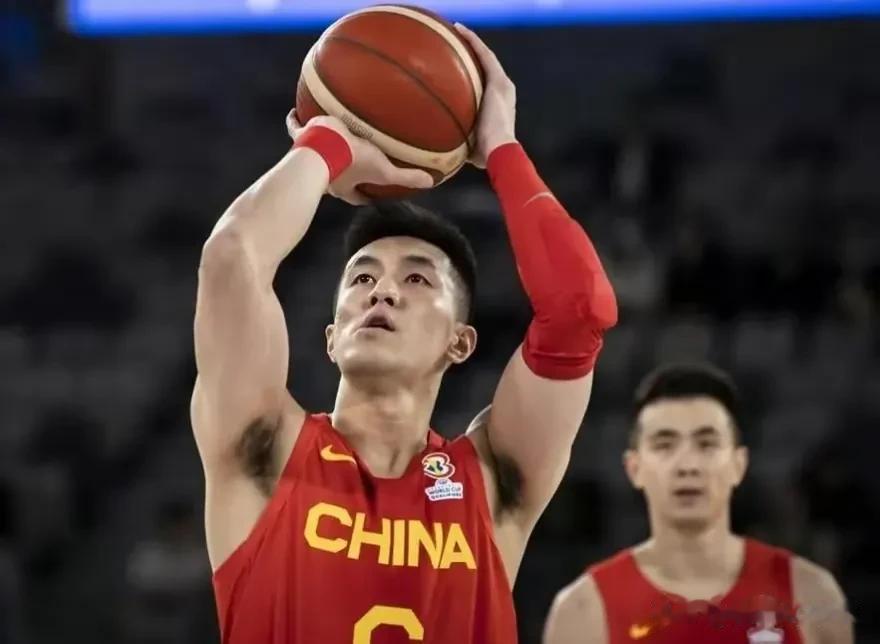 中国篮球在与意大利二队的比赛中遭遇了一次18分的失利，后卫表现非常拉胯。但他们并(3)