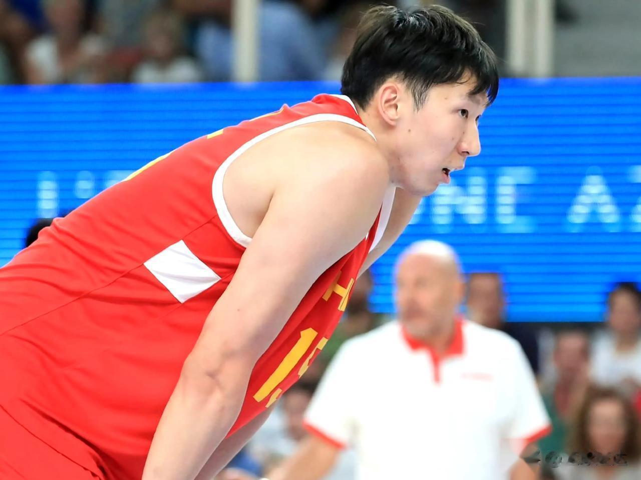 中国男篮
周琦，被球迷称为“大魔王”，6岁开始篮球训练，17岁入选国家队，在火箭