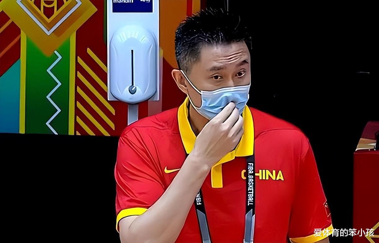 可敬！杜锋心系中国男篮，坐在解说席上依然在为男篮国家队默默付出(4)