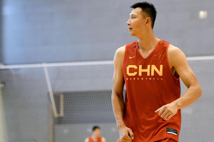 阿联退役！媒体人：这个夏天 中国篮球到底要失去多少(1)