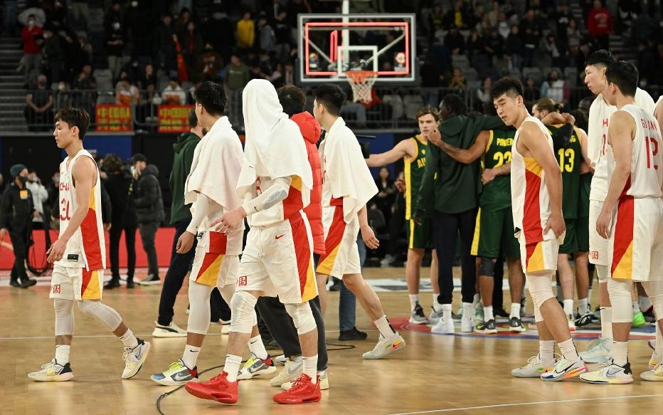 坏消息暴露！中国男篮被球迷怒批，两点原因解释！
