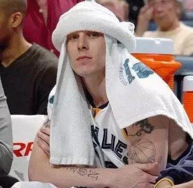 揭秘NBA中毛巾有什么用，赛后都怎么处理，球星有专属的毛巾吗！(4)