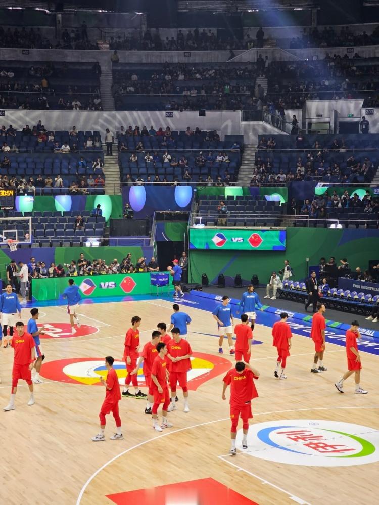赵探长：中国男篮队员刚进场 就被现场的菲律宾球迷嘘了(1)