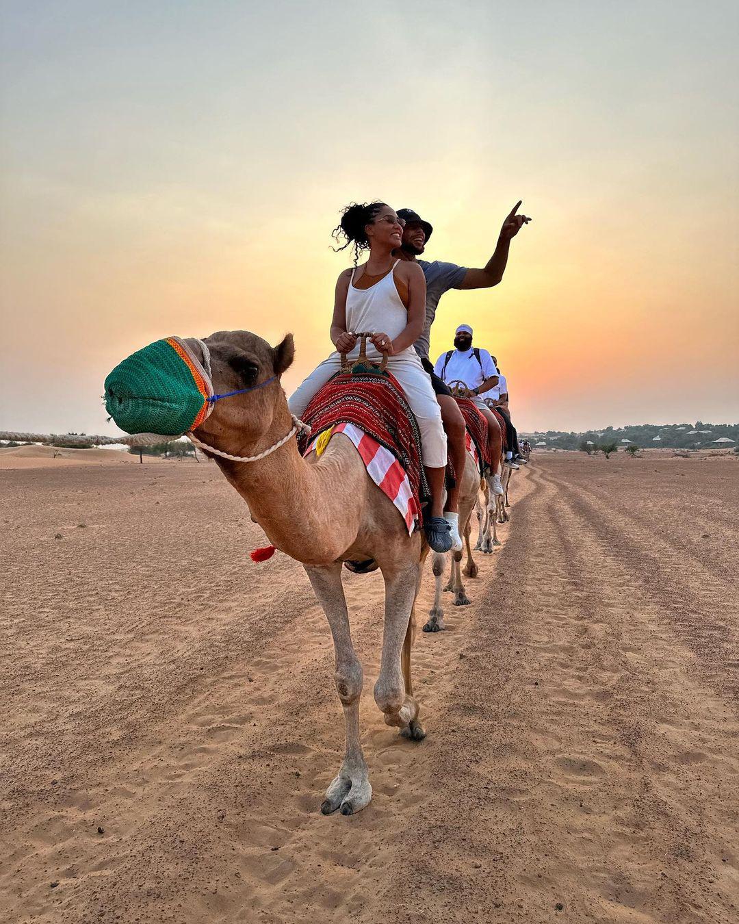 库里夫妇同骑骆驼度假：畅游沙漠开心合影 美媒晒三大历史第一纪录