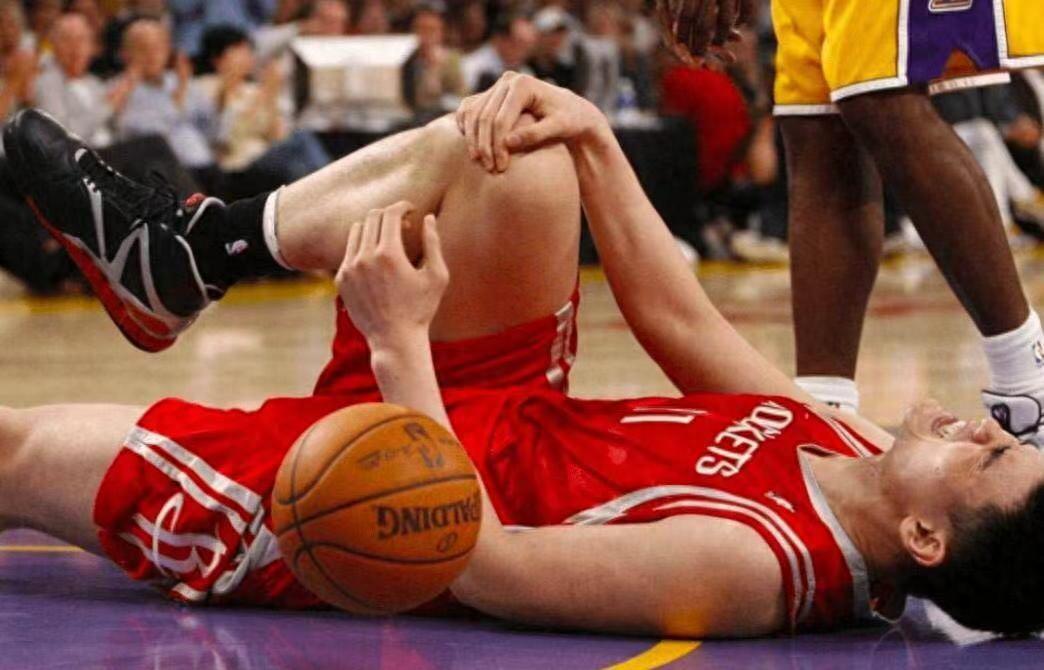 喝凉水都塞牙？盘点NBA最倒霉的十大球员：受伤意外屡见不鲜！(5)