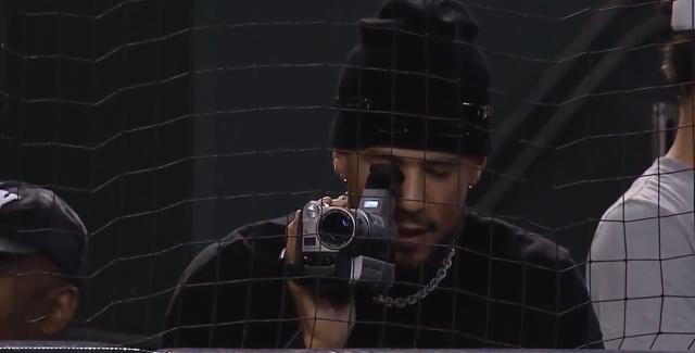 布克带复古摄像机观看棒球季后赛