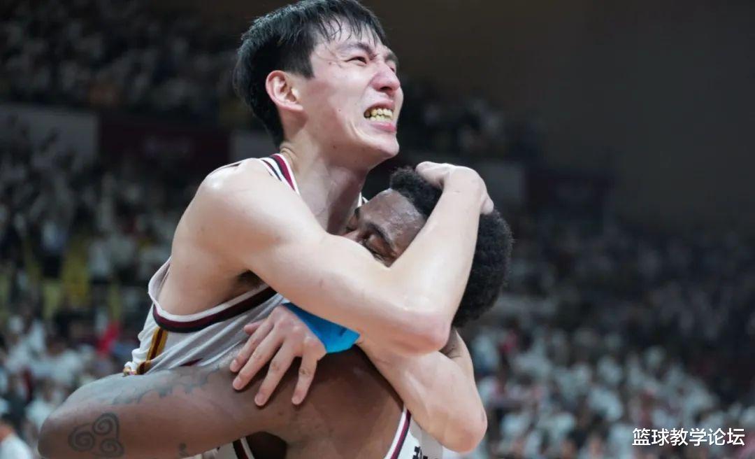 冲突爆发！多人混战！中国男篮球员直接锁喉(3)