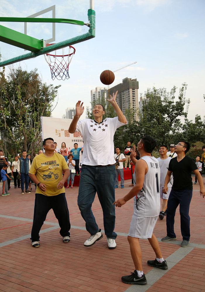 孙明明：篮球场上的巨人，生活中的暖男，与1.9米妻子共度幸福时光(1)