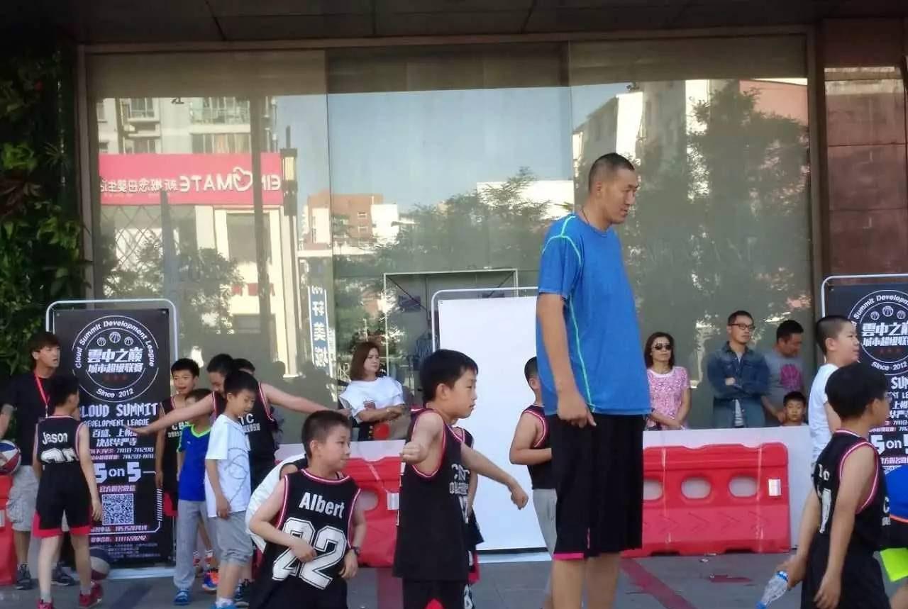 孙明明：篮球场上的巨人，生活中的暖男，与1.9米妻子共度幸福时光(2)