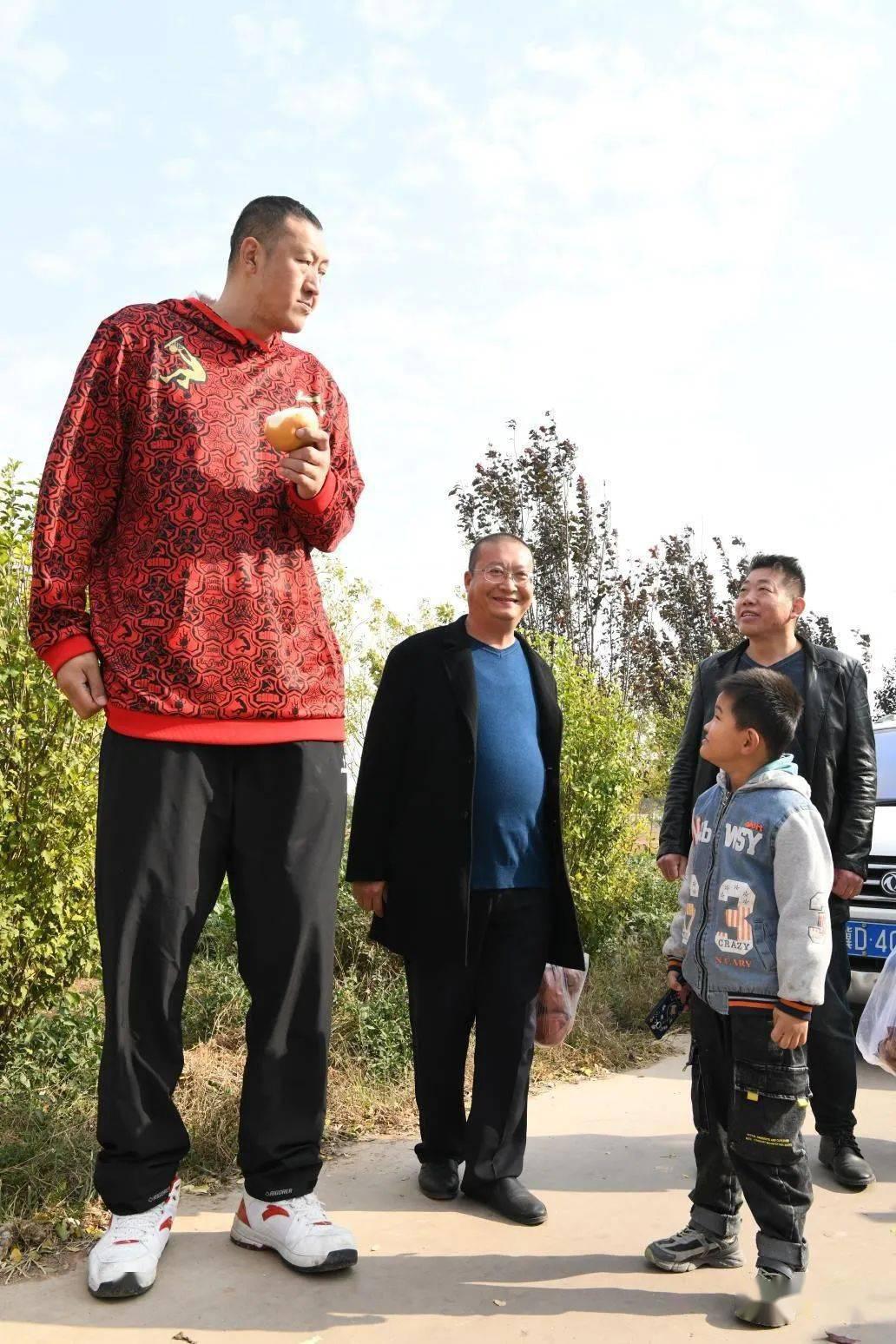 孙明明：篮球场上的巨人，生活中的暖男，与1.9米妻子共度幸福时光(3)