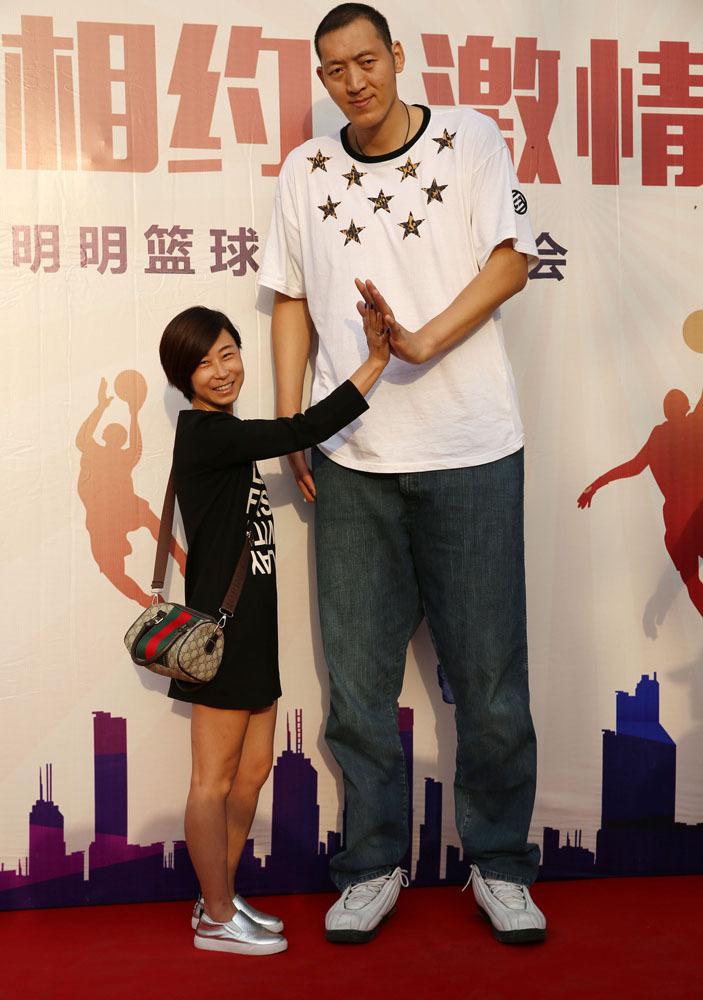 孙明明：篮球场上的巨人，生活中的暖男，与1.9米妻子共度幸福时光(4)