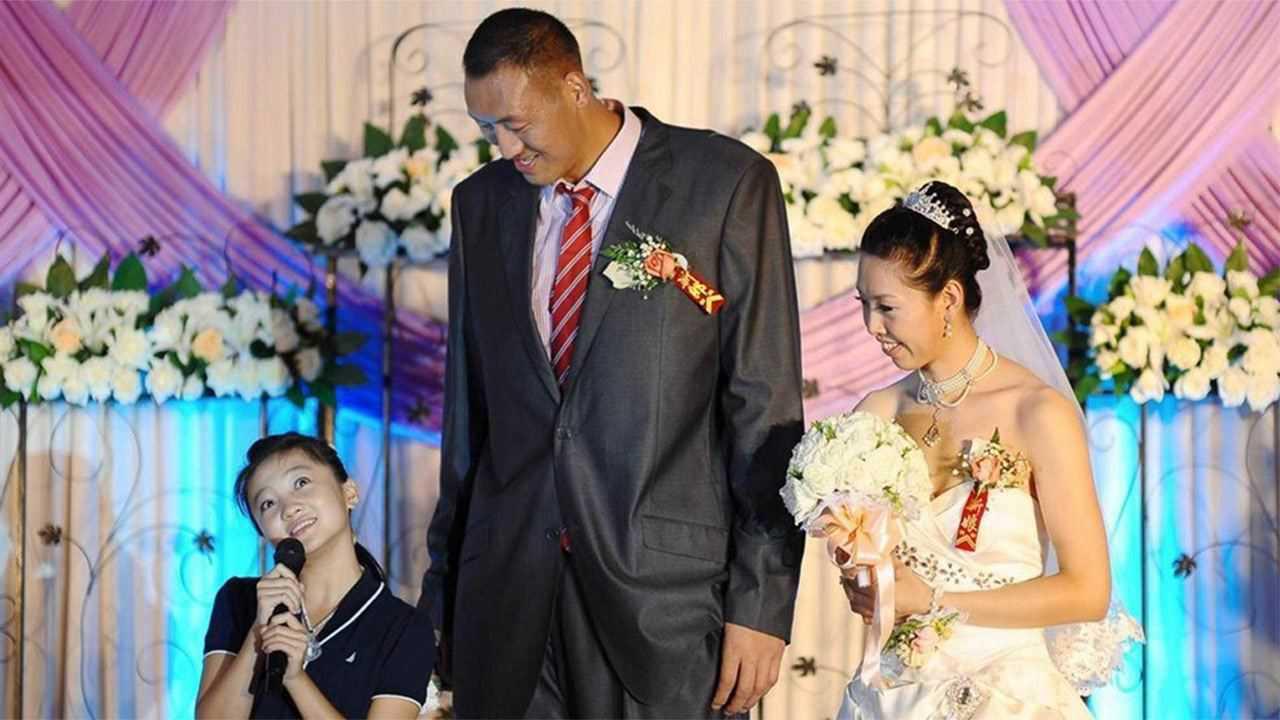 孙明明：篮球场上的巨人，生活中的暖男，与1.9米妻子共度幸福时光(5)