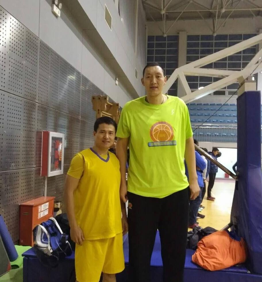 孙明明：篮球场上的巨人，生活中的暖男，与1.9米妻子共度幸福时光(6)
