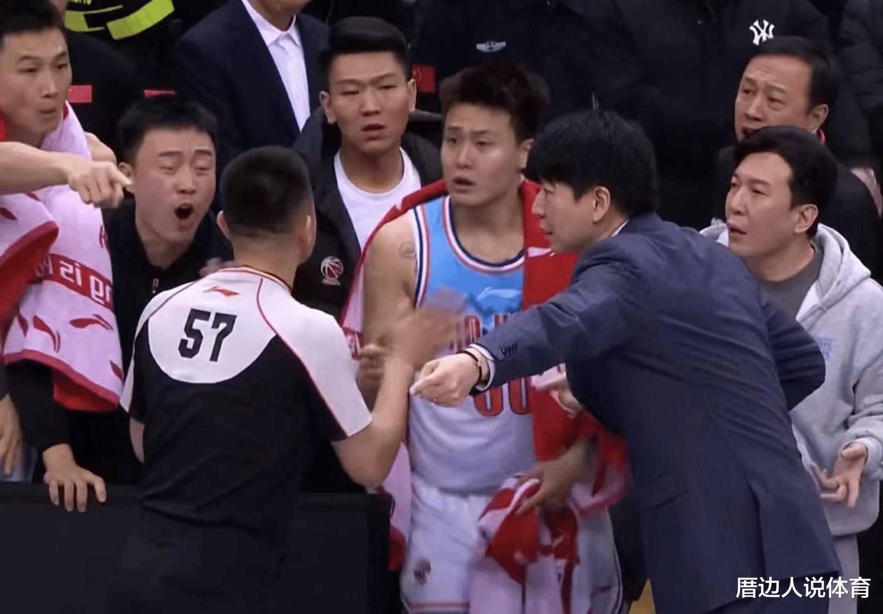 中国篮球闹剧 新疆全队找裁判说理 主帅回应罚球12-36：我见识少(2)