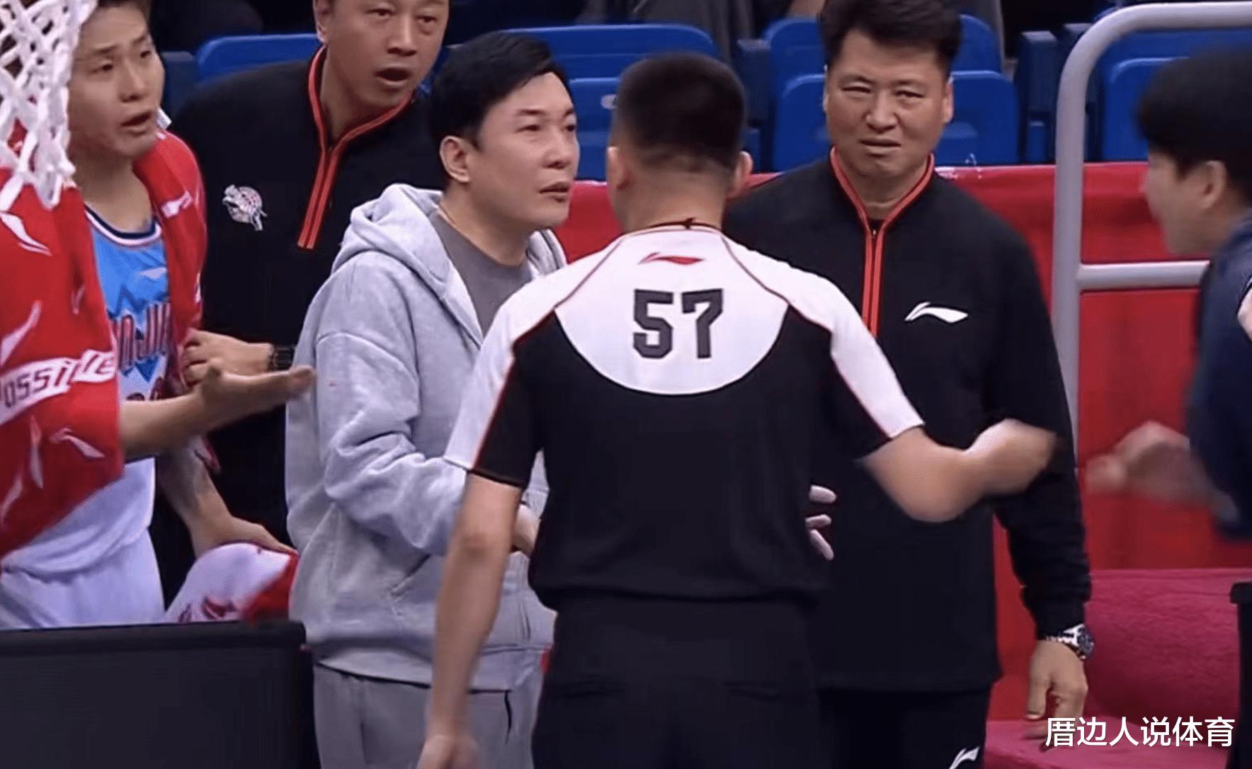 中国篮球闹剧 新疆全队找裁判说理 主帅回应罚球12-36：我见识少(5)