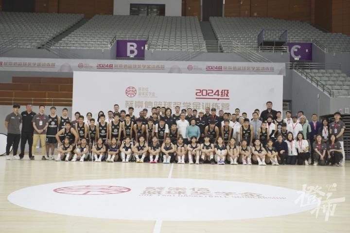 今天杭州有一场特殊的训练营开营，蔡崇信、姚明亲自打call！这些孩子中将诞生优秀学员，拿着奖学金赴美打篮球