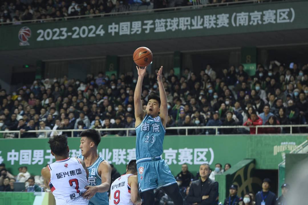 32+10的林葳也敌不过争议判罚，同曦老板“要为中国篮球要一个说法”