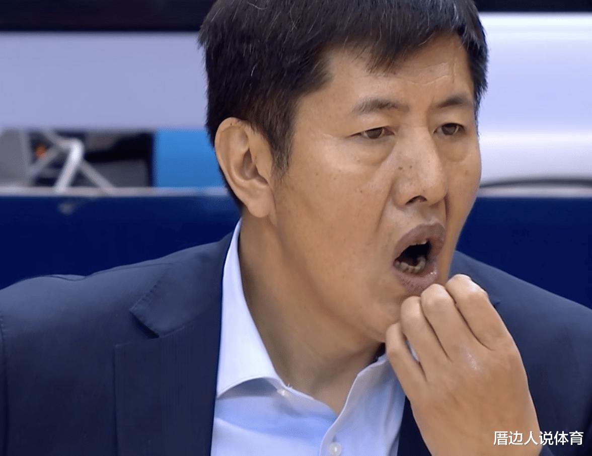 中国篮球奇葩主帅被打脸 全队三分32中4太业余 球迷高喊下课