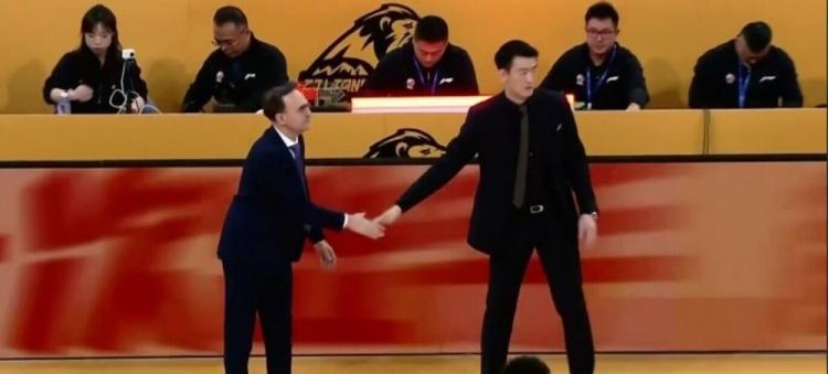 上次对阵乌戈曾指责王博对其喷脏话 今天两位主帅赛后仍握手致意