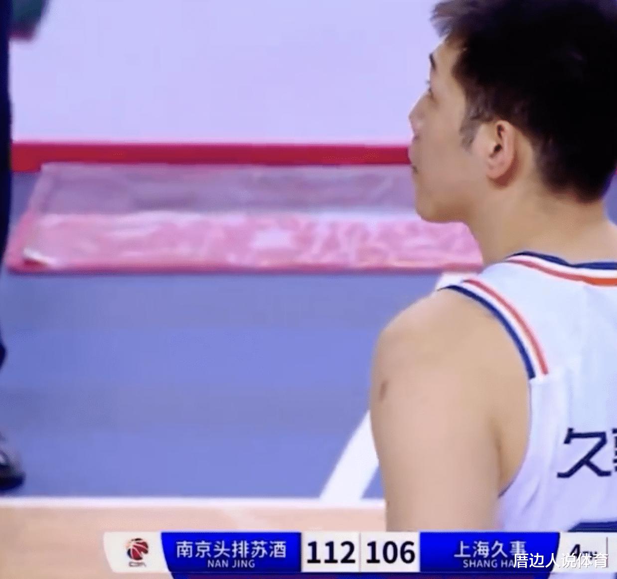 中国篮球恶劣一幕 本土老将故意肘击20岁新星头部 后者脑震荡(1)