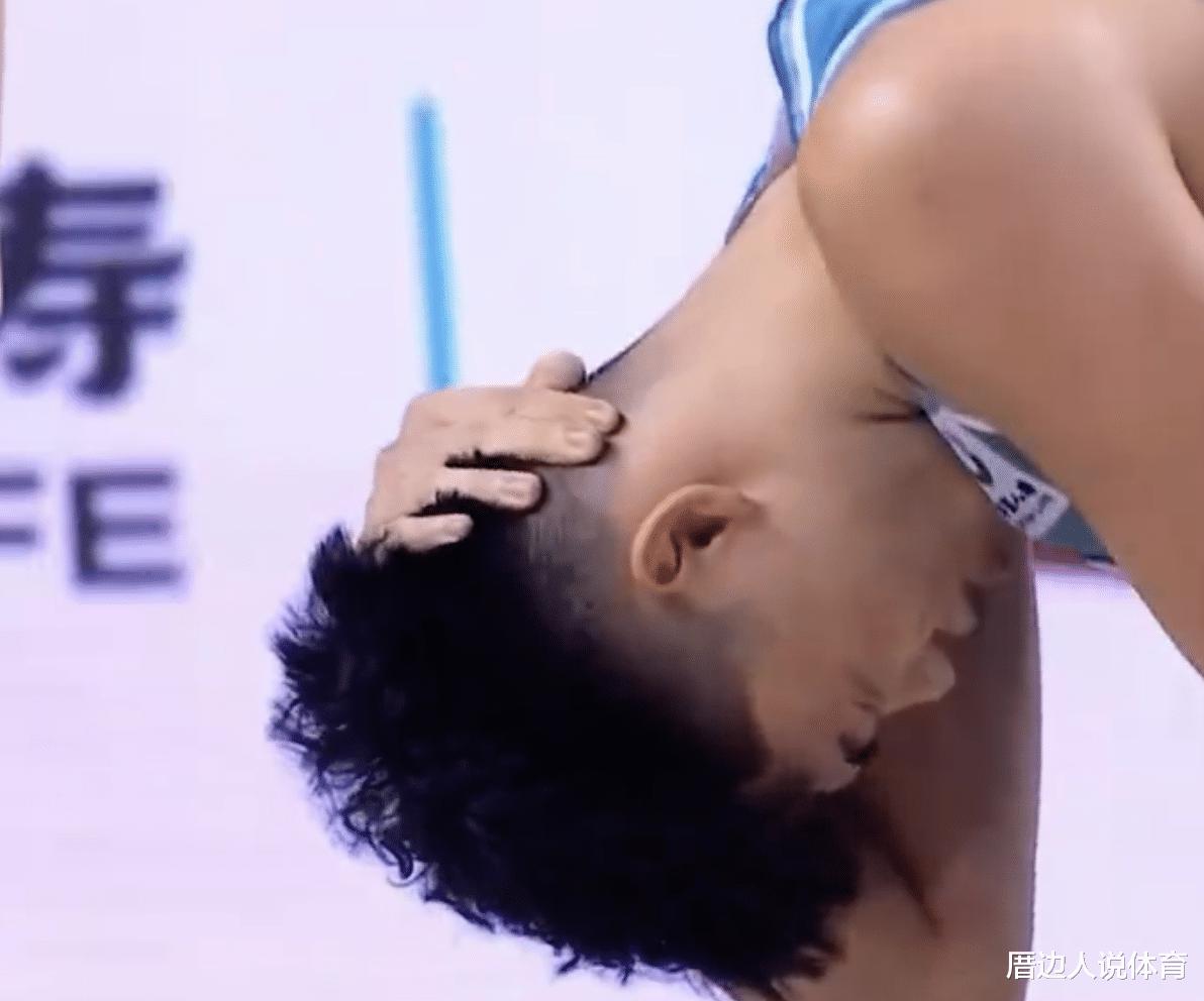 中国篮球恶劣一幕 本土老将故意肘击20岁新星头部 后者脑震荡(2)