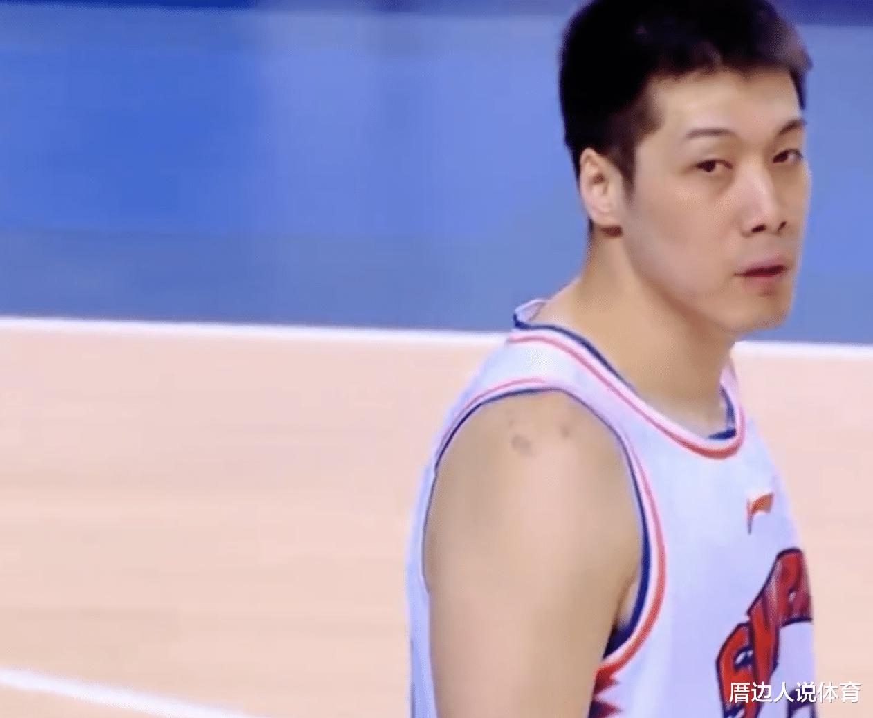 中国篮球恶劣一幕 本土老将故意肘击20岁新星头部 后者脑震荡(3)