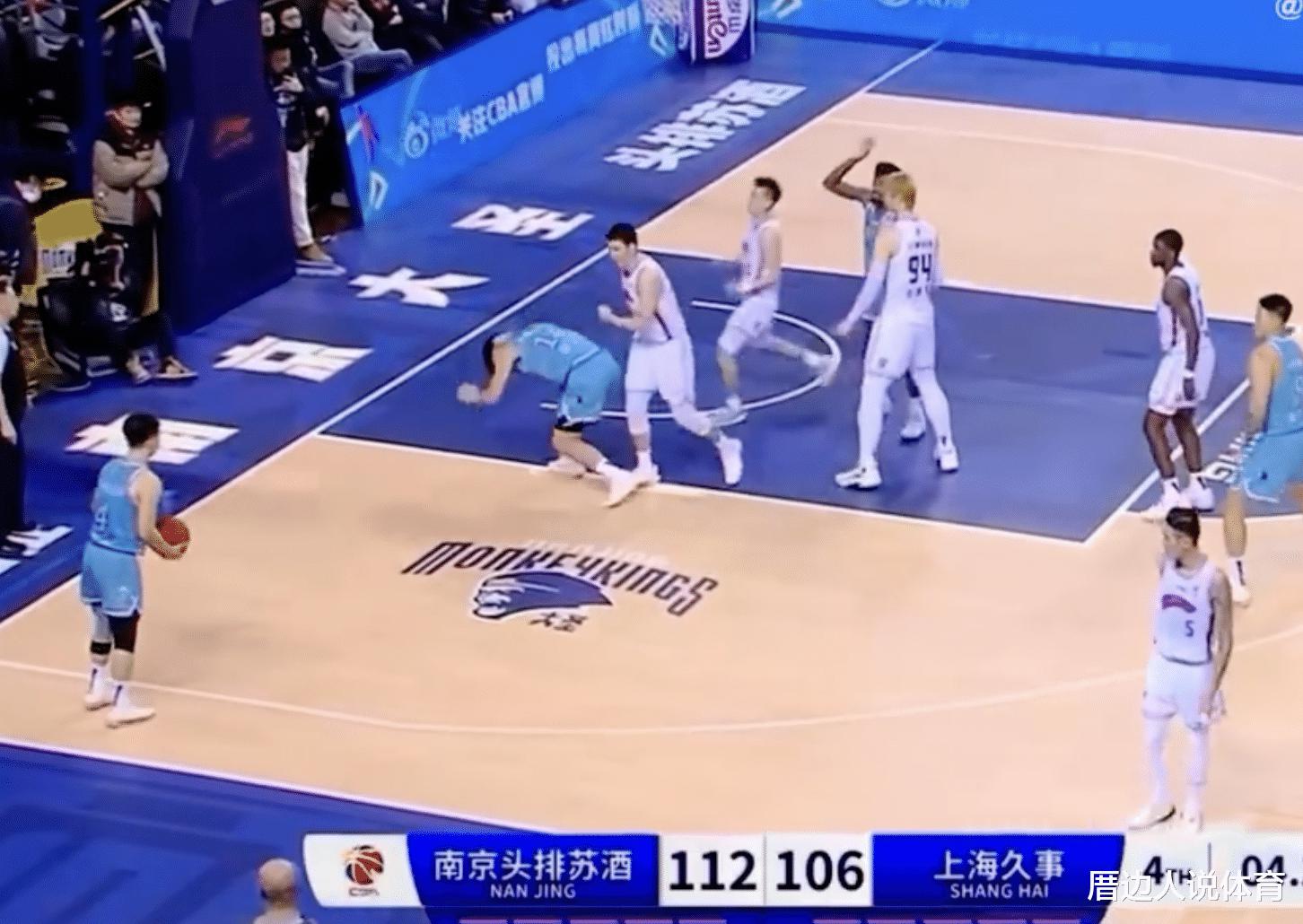 中国篮球恶劣一幕 本土老将故意肘击20岁新星头部 后者脑震荡(6)