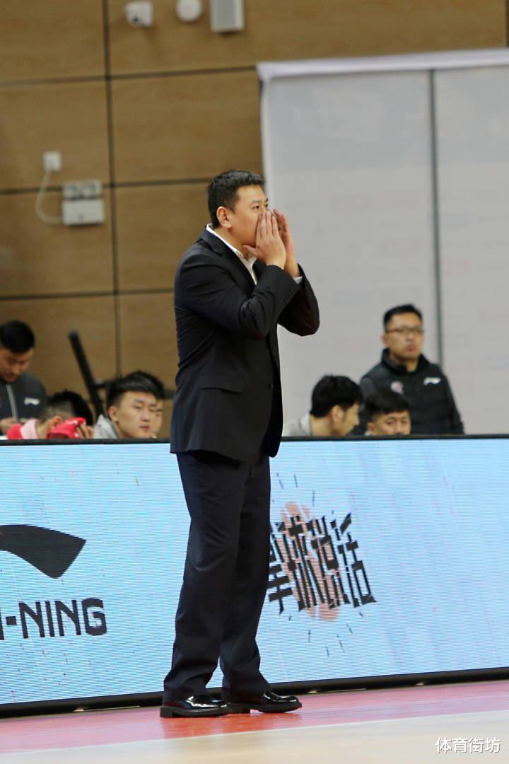 CBA资讯速递，王世龙痛失猛将，史鸿飞担任广东教练，北京队裁员